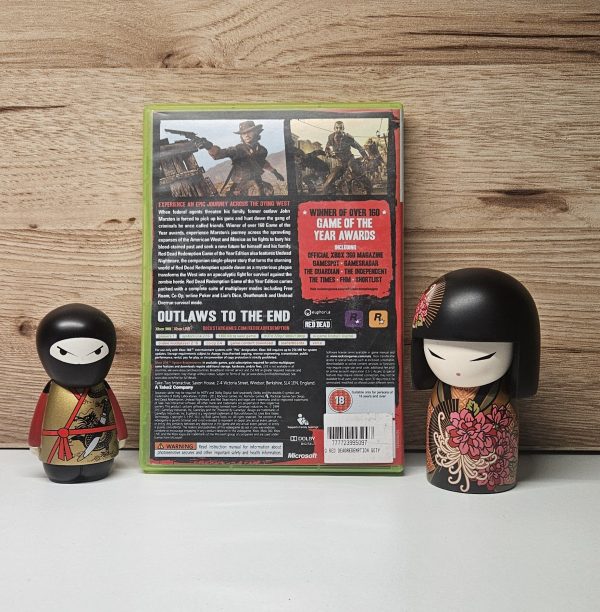 Red Dead Redemption - Game of the Year Edition az Xbox 360-ra kiadott, bővített változata a híres Red Dead Redemption játéknak. A játék 2010-es megjelenése után hatalmas sikert aratott a nyílt világú, western témájú akció-kalandjátékok között. A Game of the Year Edition tartalmazza az alapjáték mellett a különböző kiegészítő tartalmakat, mint például a Legends and Killers, Liars and Cheats, Undead Nightmare, és az Outlaws to the End című DLC-ket. A játék története John Marston, egy volt bűnöző történetét követi, aki megpróbálja megmenteni családját, miközben szembesül a vadnyugati élet keménységével és a régi bűntársai által keresett bosszúval. A Red Dead Redemption híres a részletes világáról, az izgalmas küldetésekről, a dinamikus időjárásról és a mély karakterábrázolásról. A Game of the Year Edition ezen felül extra tartalmakat is kínál, például új multiplayer módokat és új történeti elemeket, melyek még gazdagabbá teszik a játék élményét.