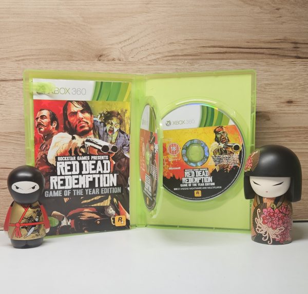 Red Dead Redemption - Game of the Year Edition az Xbox 360-ra kiadott, bővített változata a híres Red Dead Redemption játéknak. A játék 2010-es megjelenése után hatalmas sikert aratott a nyílt világú, western témájú akció-kalandjátékok között. A Game of the Year Edition tartalmazza az alapjáték mellett a különböző kiegészítő tartalmakat, mint például a Legends and Killers, Liars and Cheats, Undead Nightmare, és az Outlaws to the End című DLC-ket. A játék története John Marston, egy volt bűnöző történetét követi, aki megpróbálja megmenteni családját, miközben szembesül a vadnyugati élet keménységével és a régi bűntársai által keresett bosszúval. A Red Dead Redemption híres a részletes világáról, az izgalmas küldetésekről, a dinamikus időjárásról és a mély karakterábrázolásról. A Game of the Year Edition ezen felül extra tartalmakat is kínál, például új multiplayer módokat és új történeti elemeket, melyek még gazdagabbá teszik a játék élményét.