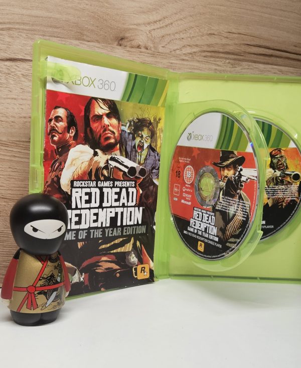 Red Dead Redemption - Game of the Year Edition az Xbox 360-ra kiadott, bővített változata a híres Red Dead Redemption játéknak. A játék 2010-es megjelenése után hatalmas sikert aratott a nyílt világú, western témájú akció-kalandjátékok között. A Game of the Year Edition tartalmazza az alapjáték mellett a különböző kiegészítő tartalmakat, mint például a Legends and Killers, Liars and Cheats, Undead Nightmare, és az Outlaws to the End című DLC-ket. A játék története John Marston, egy volt bűnöző történetét követi, aki megpróbálja megmenteni családját, miközben szembesül a vadnyugati élet keménységével és a régi bűntársai által keresett bosszúval. A Red Dead Redemption híres a részletes világáról, az izgalmas küldetésekről, a dinamikus időjárásról és a mély karakterábrázolásról. A Game of the Year Edition ezen felül extra tartalmakat is kínál, például új multiplayer módokat és új történeti elemeket, melyek még gazdagabbá teszik a játék élményét.