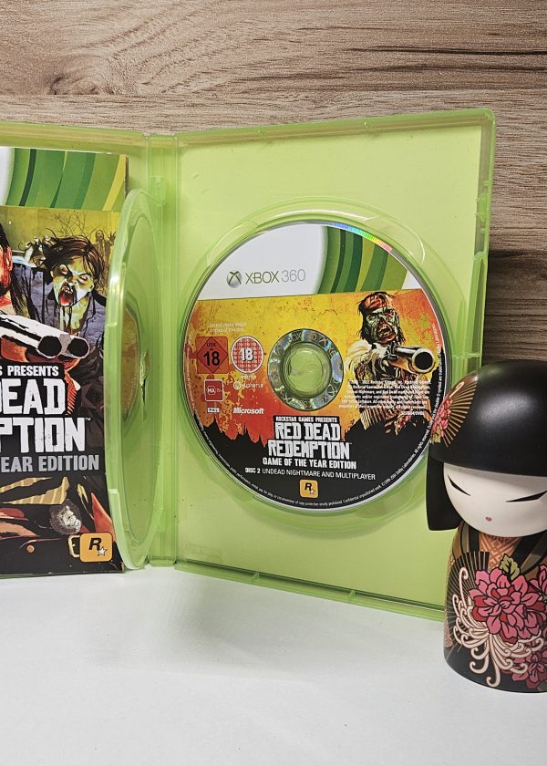 Red Dead Redemption - Game of the Year Edition az Xbox 360-ra kiadott, bővített változata a híres Red Dead Redemption játéknak. A játék 2010-es megjelenése után hatalmas sikert aratott a nyílt világú, western témájú akció-kalandjátékok között. A Game of the Year Edition tartalmazza az alapjáték mellett a különböző kiegészítő tartalmakat, mint például a Legends and Killers, Liars and Cheats, Undead Nightmare, és az Outlaws to the End című DLC-ket. A játék története John Marston, egy volt bűnöző történetét követi, aki megpróbálja megmenteni családját, miközben szembesül a vadnyugati élet keménységével és a régi bűntársai által keresett bosszúval. A Red Dead Redemption híres a részletes világáról, az izgalmas küldetésekről, a dinamikus időjárásról és a mély karakterábrázolásról. A Game of the Year Edition ezen felül extra tartalmakat is kínál, például új multiplayer módokat és új történeti elemeket, melyek még gazdagabbá teszik a játék élményét.